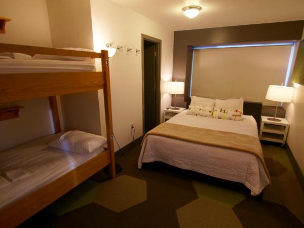 HI Calgary City Centre - Hostel : photo 1 de la chambre chambre familiale deluxe