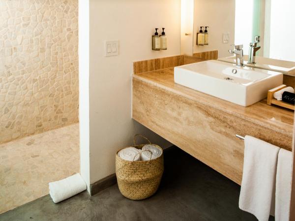 Bahia Hotel & Beach House : photo 3 de la chambre suite avec jacuzzi privé - côté piscine