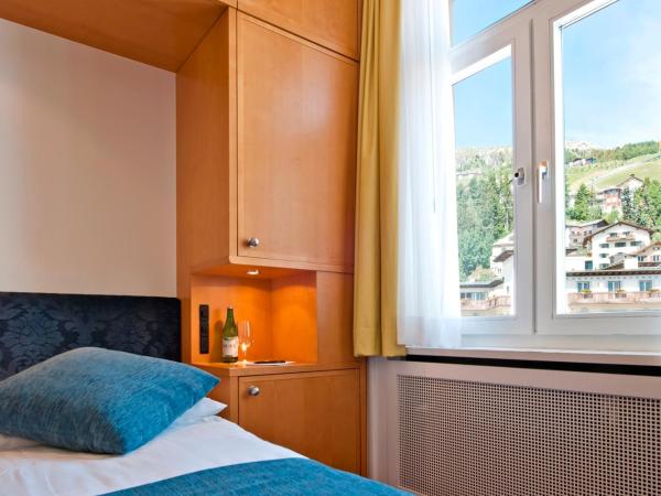 Hotel Schweizerhof St. Moritz : photo 3 de la chambre chambre double - vue sur village