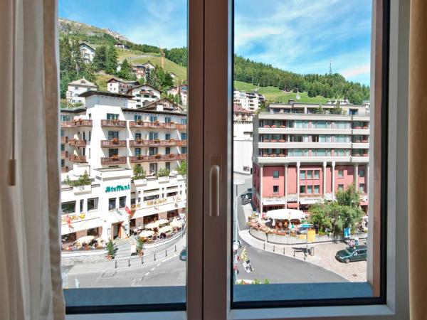 Hotel Schweizerhof St. Moritz : photo 4 de la chambre chambre double - vue sur village