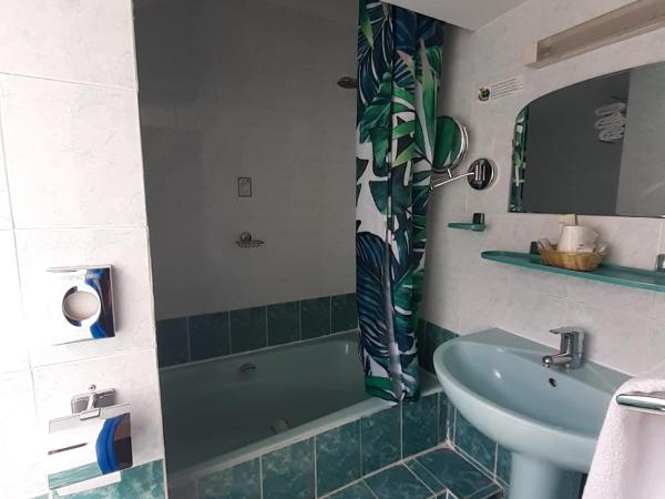 Logis Hôtel restaurant Auberge de la Cascade : photo 5 de la chambre chambre lits jumeaux avec baignoire