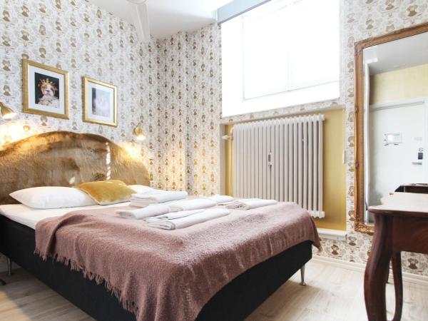 Skanstulls Boutique Hostel : photo 9 de la chambre chambre lit queen-size avec salle de bains commune