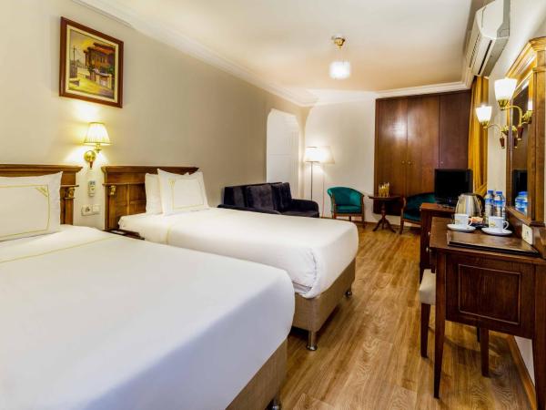 Golden Crown Hotel : photo 4 de la chambre grande chambre familiale