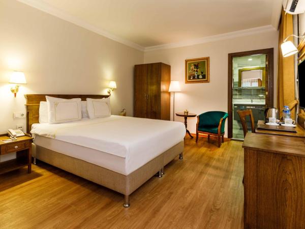 Golden Crown Hotel : photo 3 de la chambre grande chambre familiale