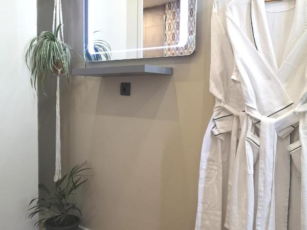 R & R BERGERAC : photo 7 de la chambre chambre double avec salle de bains privative