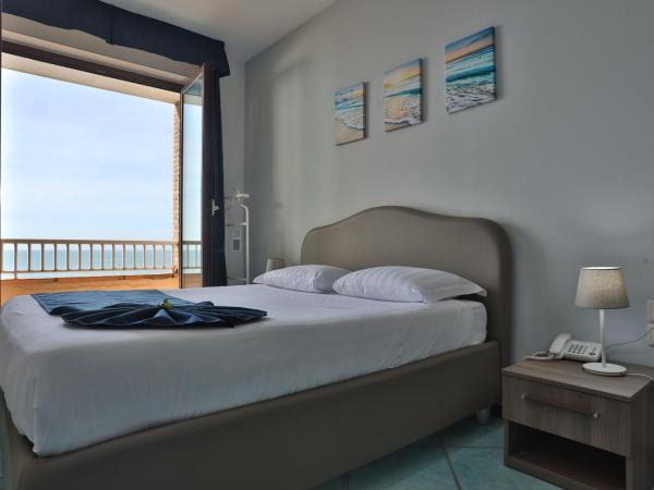 Hotel Centro Congressi Polo Nautico : photo 1 de la chambre chambre double ou lits jumeaux - vue sur mer