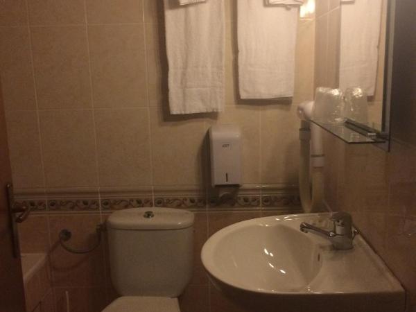 Hôtel Le Claridge : photo 4 de la chambre chambre triple