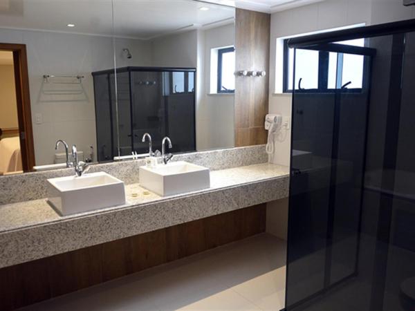 Pituba Praiamar Hotel : photo 10 de la chambre suite lit king-size avec baignoire spa