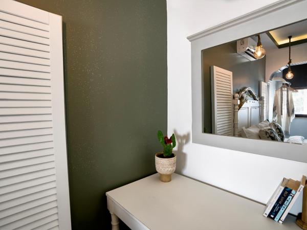 Liman Hotel Gümüslük - Adult Only : photo 7 de la chambre chambre lit queen-size avec baignoire spa