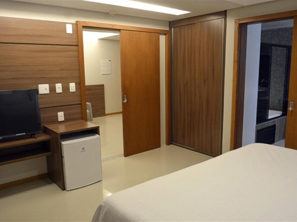 Pituba Praiamar Hotel : photo 6 de la chambre suite lit king-size avec baignoire spa