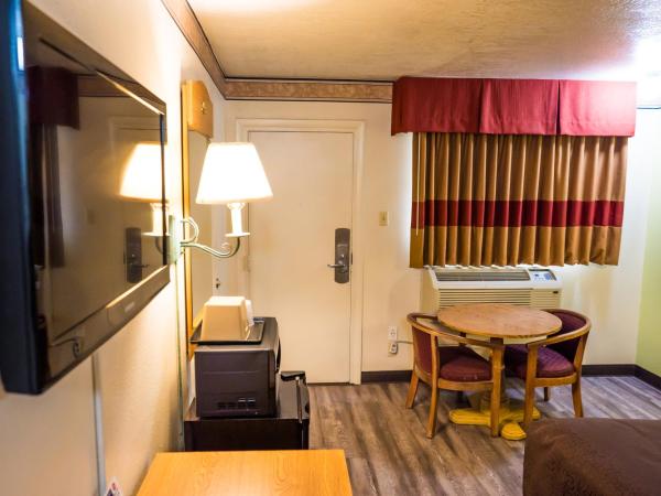 Rodeway Inn Albuquerque Downtown on Rt 66 : photo 2 de la chambre chambre lit queen-size - non-fumeurs