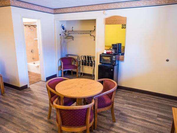 Rodeway Inn Albuquerque Downtown on Rt 66 : photo 3 de la chambre chambre familiale - non-fumeurs