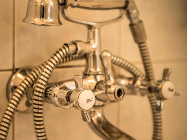 Historic Hotel Falken : photo 1 de la chambre chambre familiale avec balcon - vue sur jardin