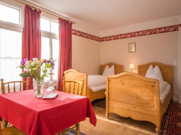 Historic Hotel Falken : photo 5 de la chambre chambre familiale avec balcon - vue sur jardin