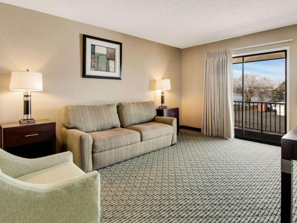 Rodeway Inn & Suites Portland - Jantzen Beach : photo 9 de la chambre suite 2 lits queen-size - accessible aux personnes à mobilité réduite - non-fumeurs