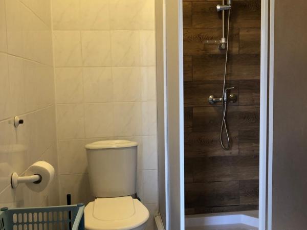 Dom Wczasowy Oliwia : photo 6 de la chambre chambre lits jumeaux avec salle de bains privative