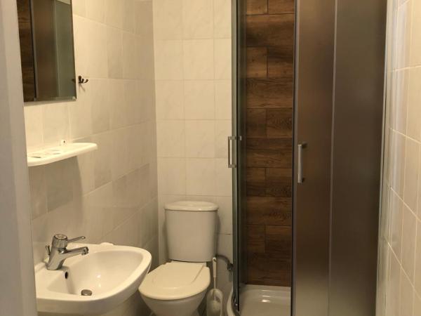 Dom Wczasowy Oliwia : photo 7 de la chambre chambre lits jumeaux avec salle de bains privative