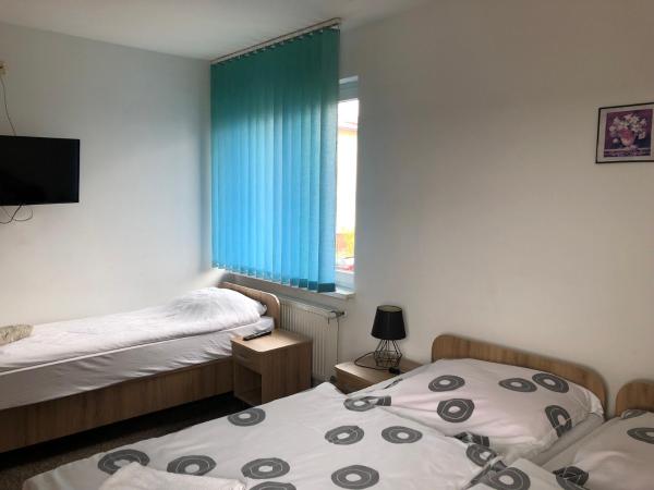 Dom Wczasowy Oliwia : photo 8 de la chambre chambre triple avec salle de bains privative