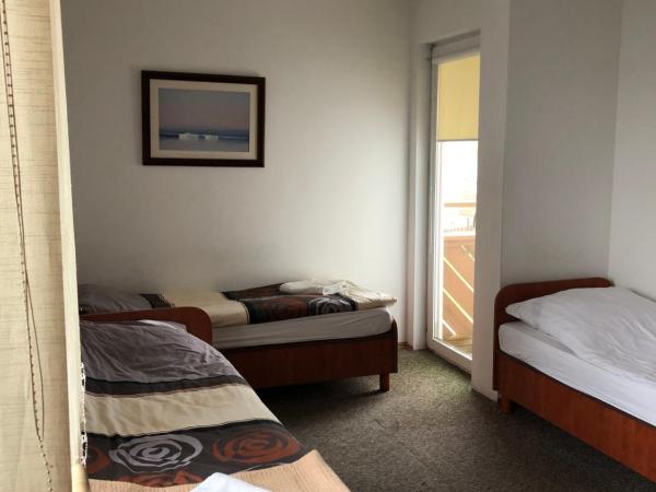 Dom Wczasowy Oliwia : photo 10 de la chambre chambre triple avec salle de bains privative