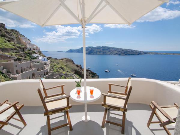 Oia Mare Villas : photo 10 de la chambre suite grotte avec vue sur la caldeira