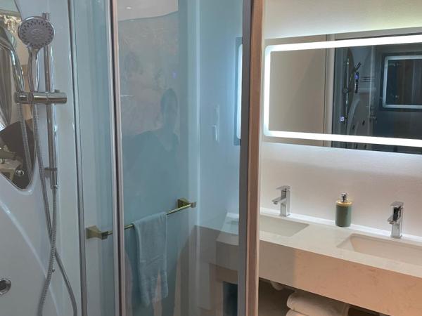 Chambre Familiale Maison de L'Église du Couvent : photo 7 de la chambre chambre familiale avec salle de bains privative