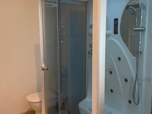 Chambre Familiale Maison de L'Église du Couvent : photo 8 de la chambre chambre familiale avec salle de bains privative