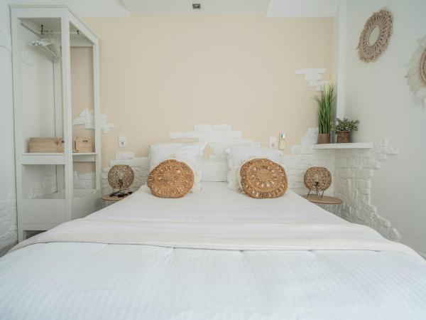 Hôtel Le Méditerranée : photo 9 de la chambre chambre double supérieure avec terrasse ou balcon