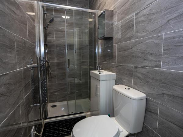 TCO Luxury House : photo 6 de la chambre chambre double avec salle de bains privative