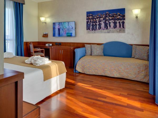 Hotel Raffaello : photo 2 de la chambre chambre familiale (2 adultes et 2 enfants)