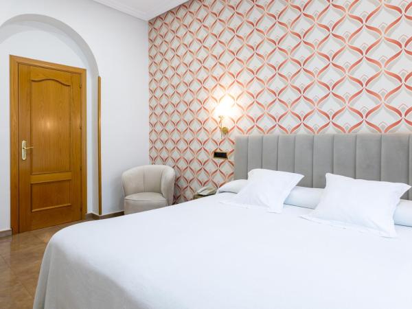 Hostal Oriente : photo 3 de la chambre chambre double ou lits jumeaux - vue sur ville