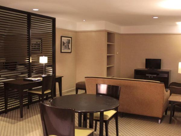 Pacific Regency Hotel Suites : photo 5 de la chambre suite lits jumeaux 1 chambre