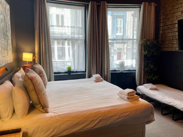 Brighton Black Hotel & Hot Tubs : photo 2 de la chambre chambre familiale deluxe