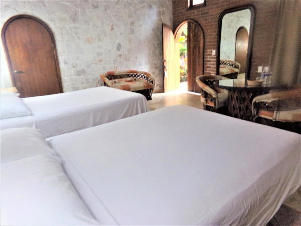 Hotel Casa de Lirio Diamante : photo 1 de la chambre chambre avec 2 grands lits queen-size 