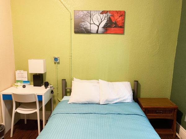 Orange Village Hostel : photo 2 de la chambre chambre double avec salle de bains privative