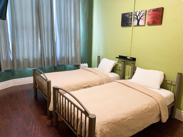 Orange Village Hostel : photo 1 de la chambre chambre lits jumeaux avec douche 