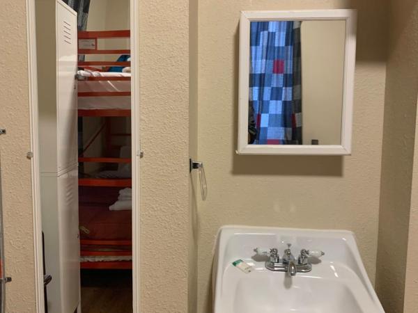 Orange Village Hostel : photo 1 de la chambre chambre triple avec salle de bains commune