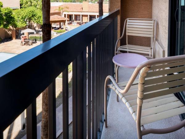 Sonesta Select Phoenix Camelback : photo 1 de la chambre deluxe two queens with balcony/patio