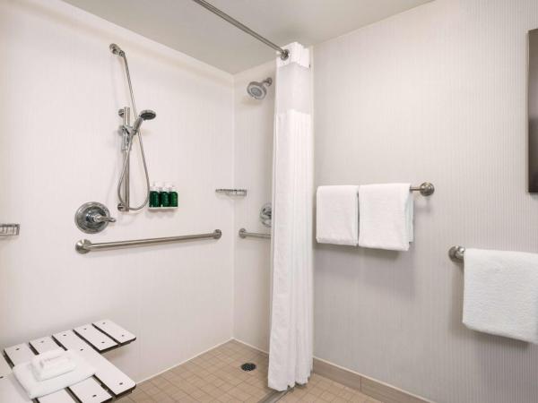 Sonesta Select Phoenix Camelback : photo 3 de la chambre hébergement lit king-size deluxe avec douche accessible en fauteuil roulant - adapté aux personnes à mobilité réduite/malentendantes