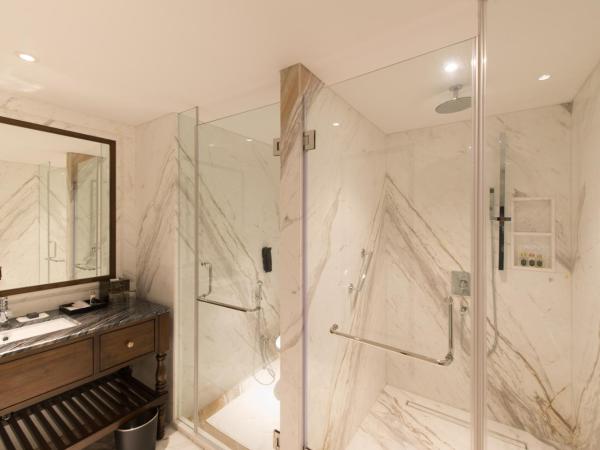 Taj West End : photo 4 de la chambre luxury suite one bedroom garden view king bed