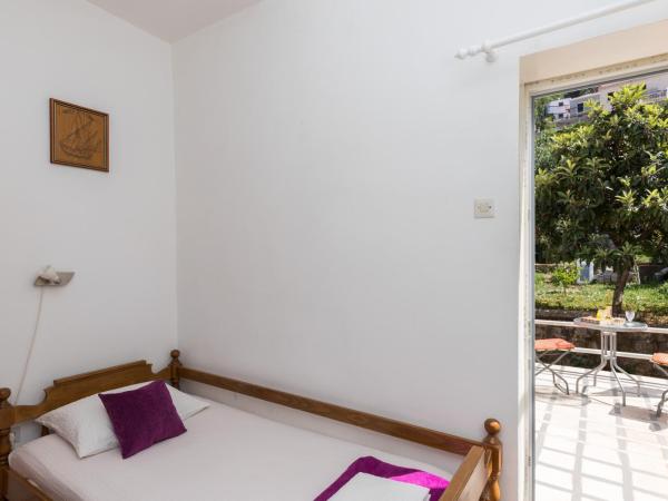 Guest House Bradas : photo 3 de la chambre chambre simple avec salle de bains commune