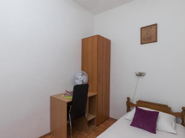 Guest House Bradas : photo 4 de la chambre chambre simple avec salle de bains commune