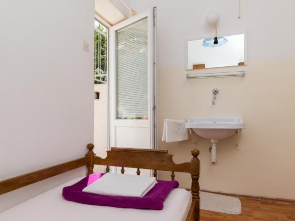 Guest House Bradas : photo 5 de la chambre chambre simple avec salle de bains commune