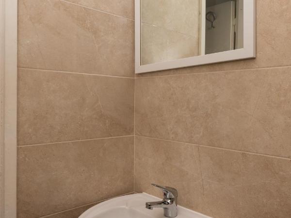 Guest House Bradas : photo 7 de la chambre chambre simple avec salle de bains commune