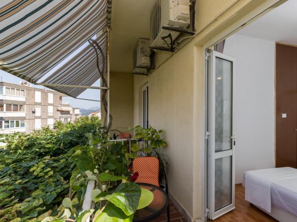 Guest House Bradas : photo 10 de la chambre chambre lits jumeaux avec salle de bains commune