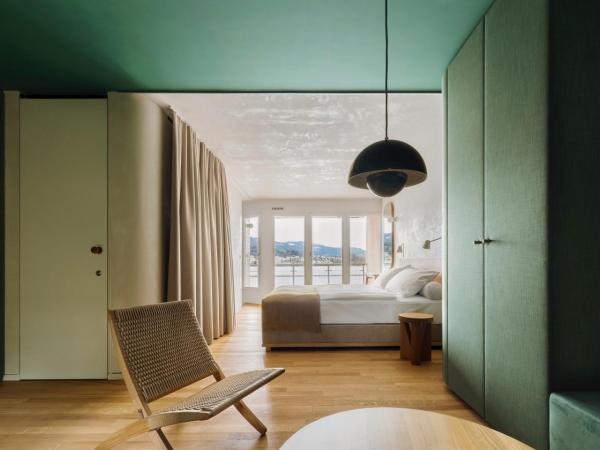HERMITAGE Lake Lucerne - Beach Club & Lifestyle Hotel : photo 2 de la chambre hébergement design avec balcon - vue sur lac