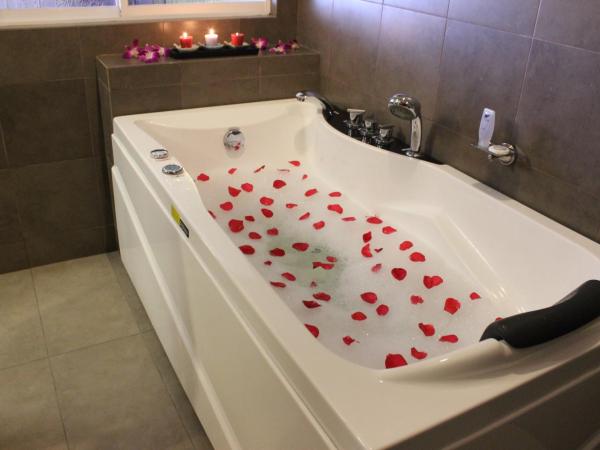 Hotel Maluri : photo 2 de la chambre suite avec jacuzzi