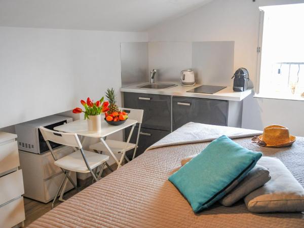 Les Studios du Pêcheur - Hypercentre - Clim - City Trip : photo 10 de la chambre studio lit king-size avec canapé-lit