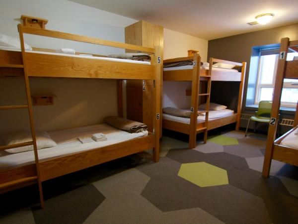 HI Calgary City Centre - Hostel : photo 2 de la chambre lit dans dortoir pour hommes de 6 lits