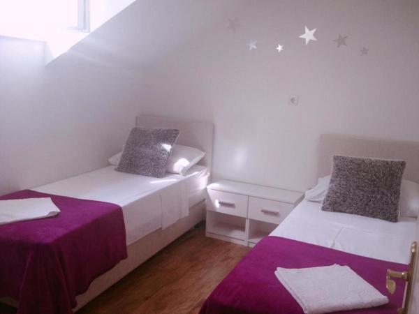 Hostel Angelina Old Town : photo 7 de la chambre chambre lits jumeaux avec salle de bains commune