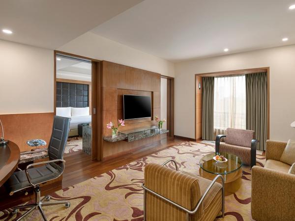 Radisson Blu Plaza Delhi Airport : photo 5 de la chambre deluxe suite with airport transfers, happy hours 03:00 pm to 06:00 pm -1+1, 20% discount on food & beverage and free pick up and drop to worldmark aerocity (subject to car availability)